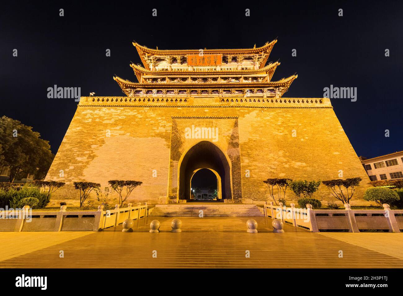 Der alte weiyuan-Turm ist nachts in der Nähe Stockfoto