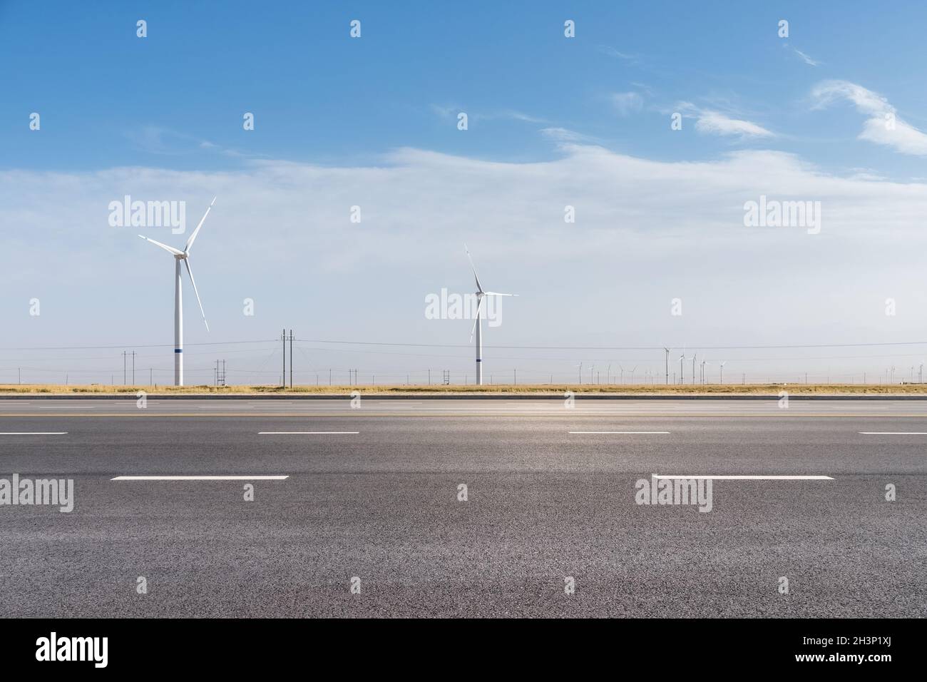 Windpark an der Straße Stockfoto