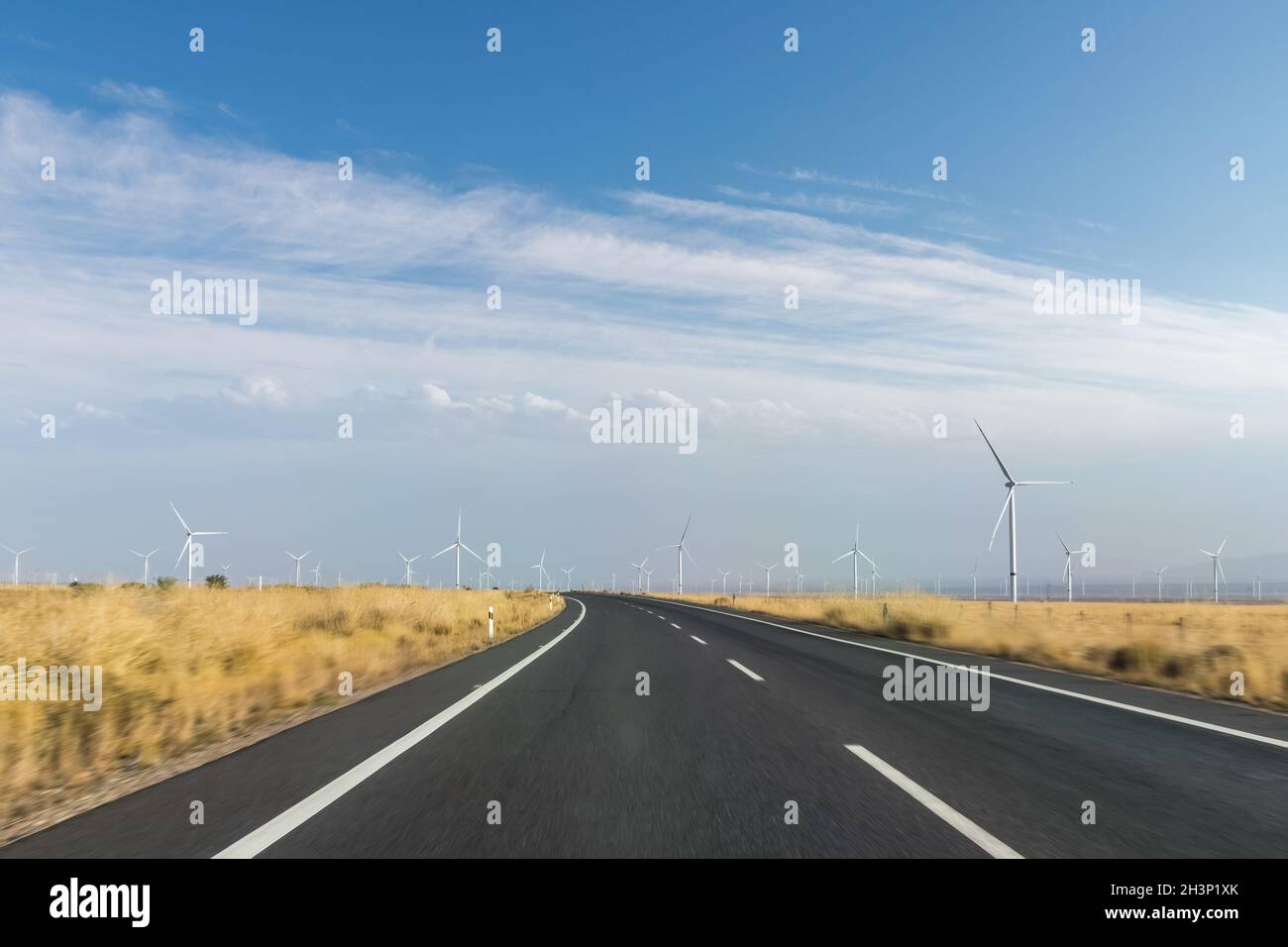 Kurvenbewegung im Windpark verschwimmt Stockfoto