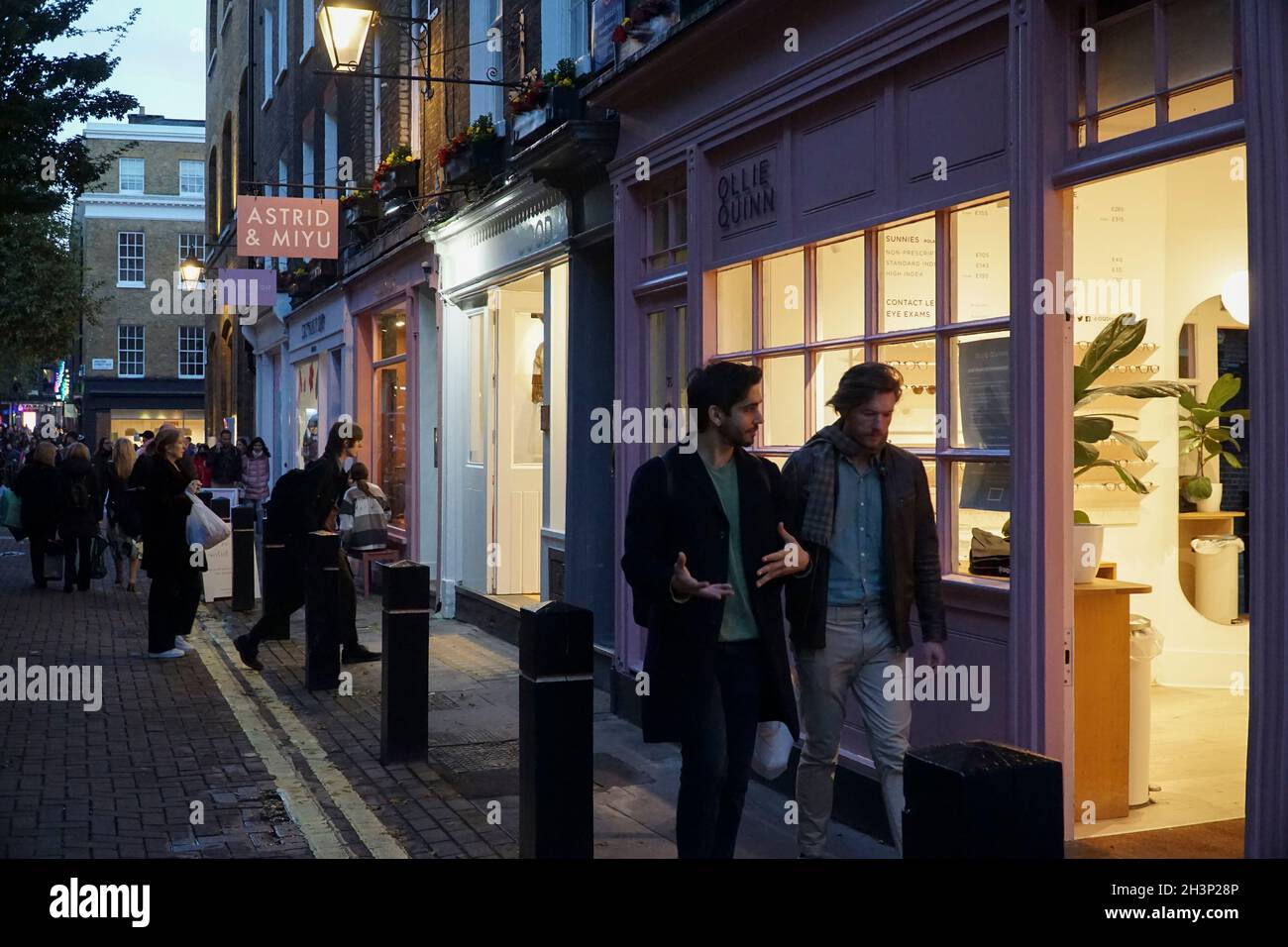 London, Großbritannien, 29. Oktober 2021: Während die Abenddämmerung in Covent Garden und den umliegenden gepflasterten Straßen einbricht, genießen Touristen und Einkäufer einen trockenen Zauber zwischen Regenschauern. Werbekampagnen, die Menschen zu einem Besuch in London ermutigen, scheinen viele halbzeitige Familienbesuche angelockt zu haben, und London hat derzeit eine geringere Rate an kovidierten Infektionen als einige andere Gebiete des Landes. Im zentralen Marktbereich sind bereits Weihnachtsdekorationen zu sehen. Anna Watson/Alamy Live News Stockfoto