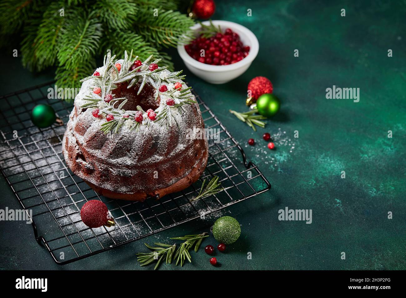 Weihnachtliche hausgemachte dunkle Schokolade gebündelt Kuchen mit Puderzucker und frischen Beeren verziert Stockfoto