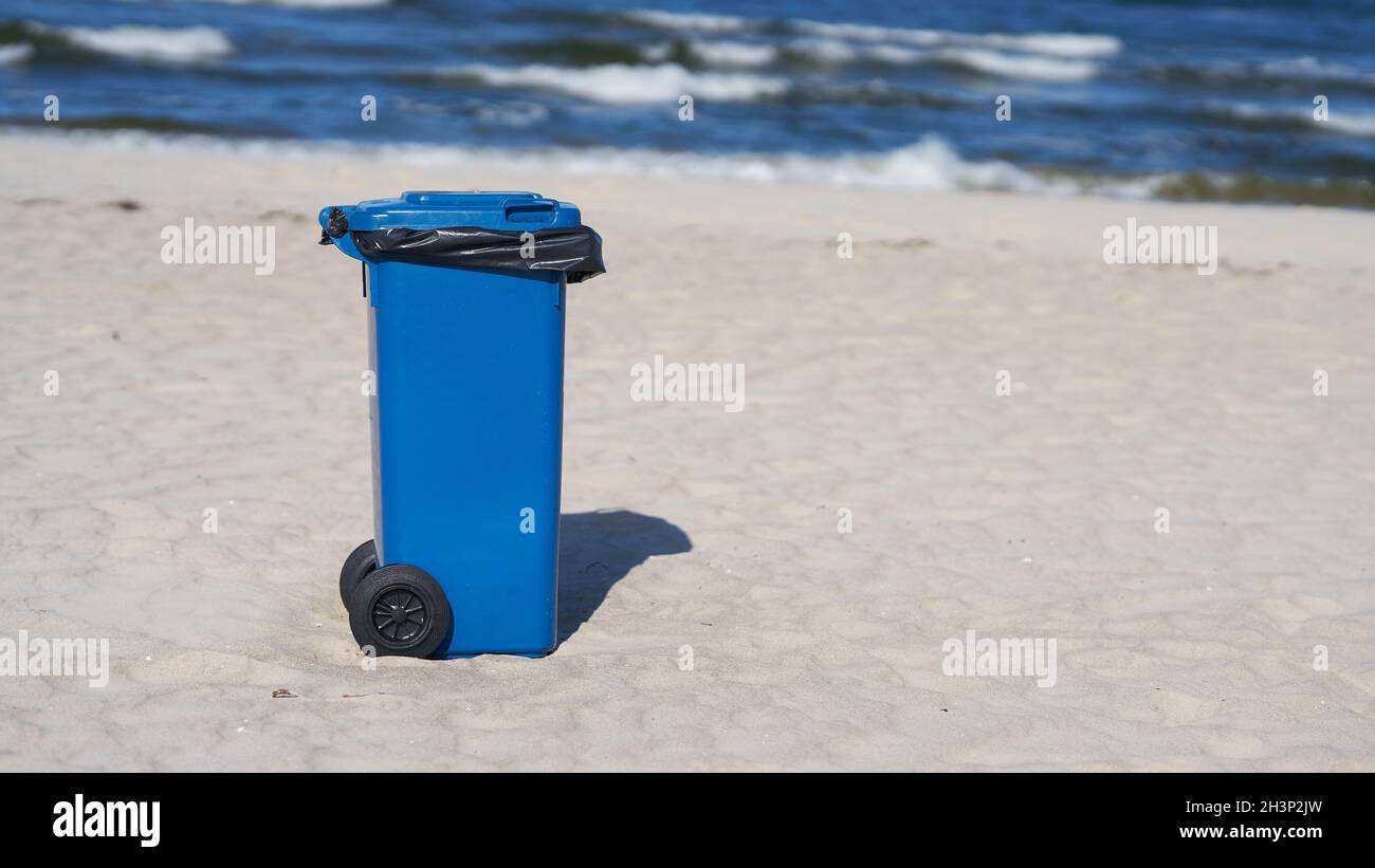 Blaue Mülltonne am Strand von Swinoujscie an der polnischen Ostseeküste  Stockfotografie - Alamy