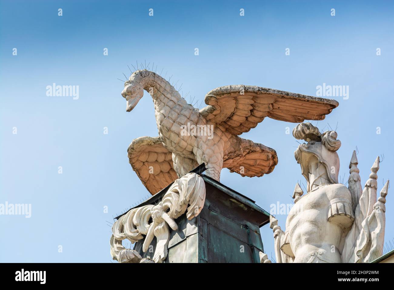 Posen, Polen - 09. August 2021. Statuen auf dem Dach der Kornicka Bibliothek - Biblioteka Kornicka in Palac Dzialynskich mit Schutz vor Tauben Stockfoto