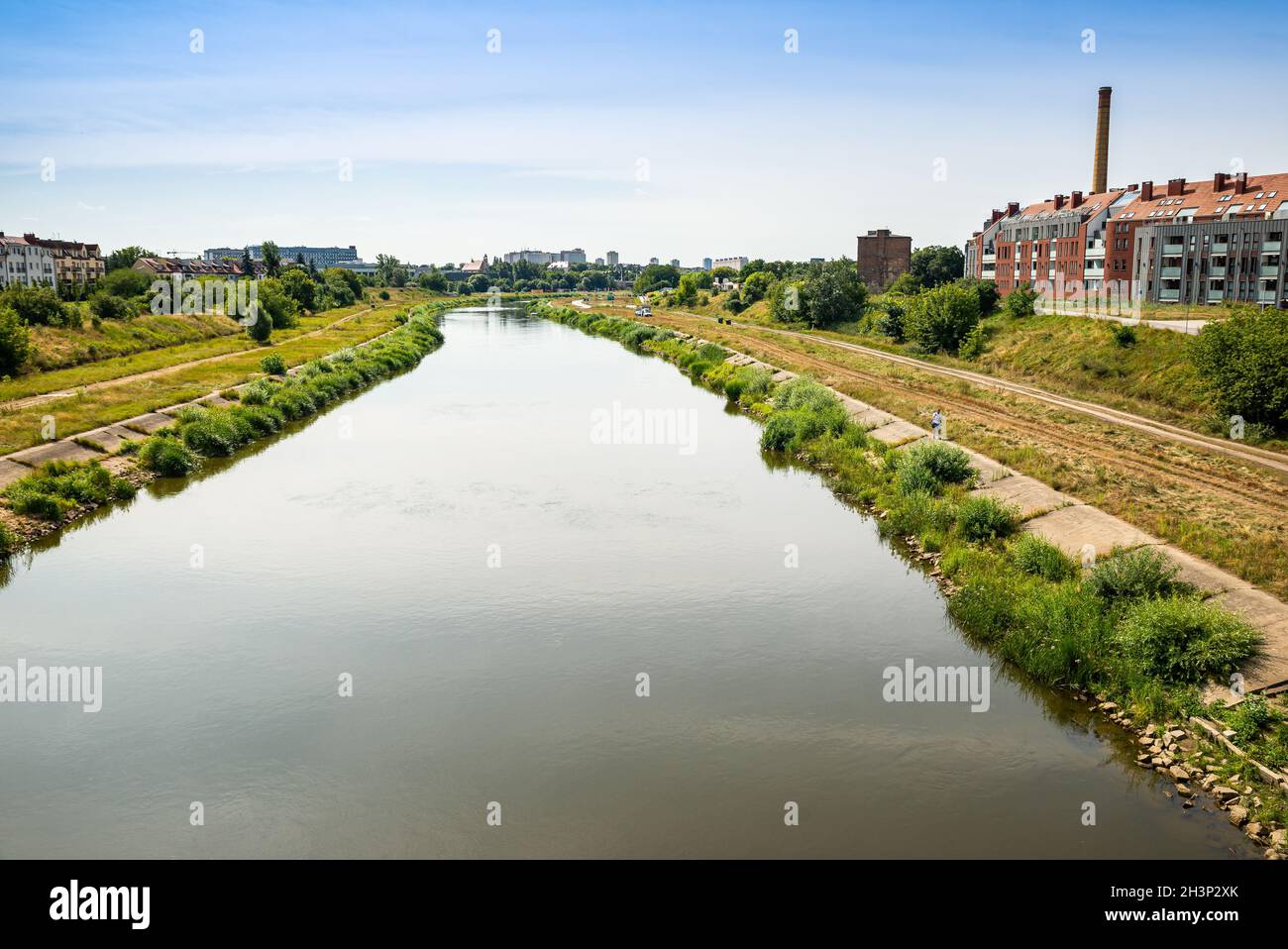 Posen, Polen - 09. August 2021. Warta in Poznan - Blick auf die Boleslaw Chrobry Brücke Stockfoto