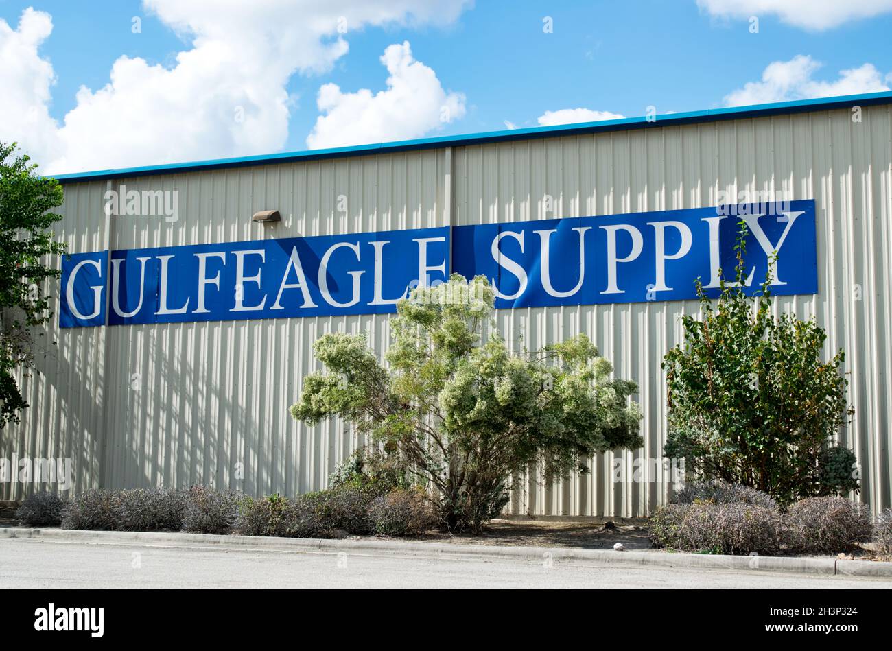 Houston, Texas USA 10-24-2021: Gulfeagle Supply Business Exterior in Houston, TX. Nationaler Vertreiber von Dach- und Bauprodukten, est. 1973. Stockfoto