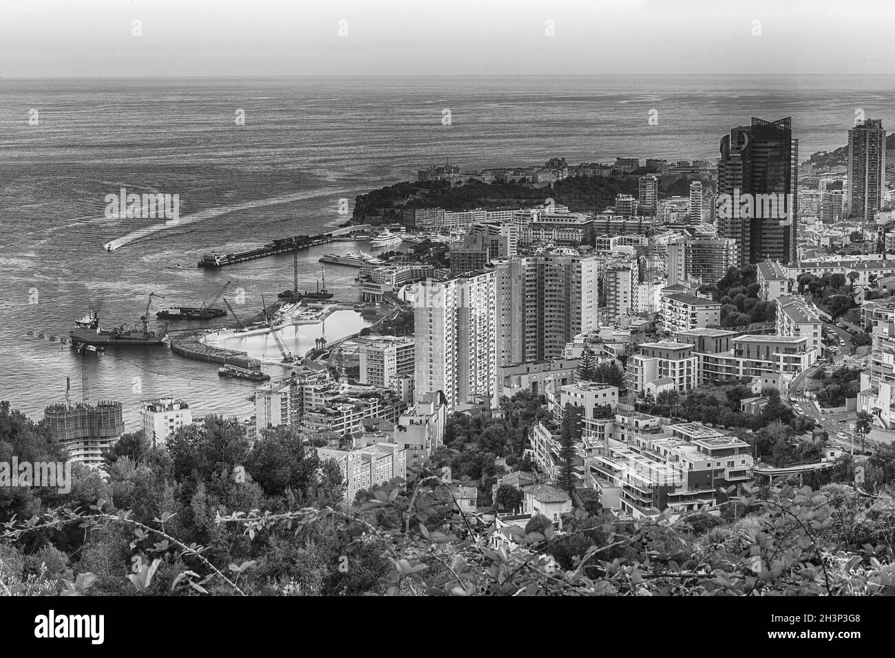 Panoramablick auf Monaco bei Sonnenuntergang von der Grande Corniche Straße, ikonisches Wahrzeichen in Cote d'Azur, Französische Riviera Stockfoto