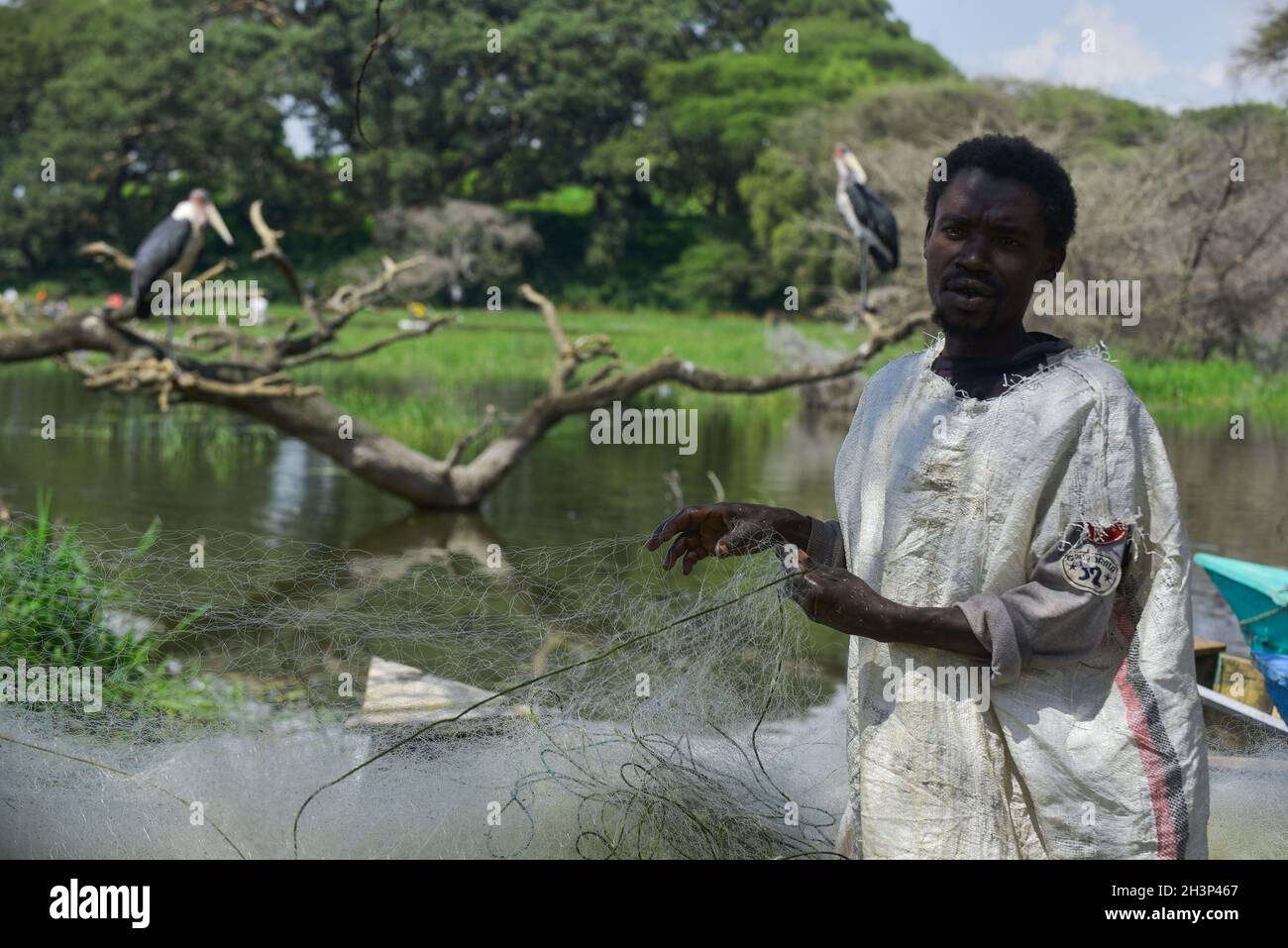 Hawassa, Äthiopien. Okt. 2021. Aman Qassim, ein 30-jähriger Fischer, fischt am Hawassa Lake in der Stadt Hawassa, der Hauptstadt des äthiopischen Regionalstaates Sidama, am 13. Oktober 2021. Quelle: Michael Tewelde/Xinhua/Alamy Live News Stockfoto