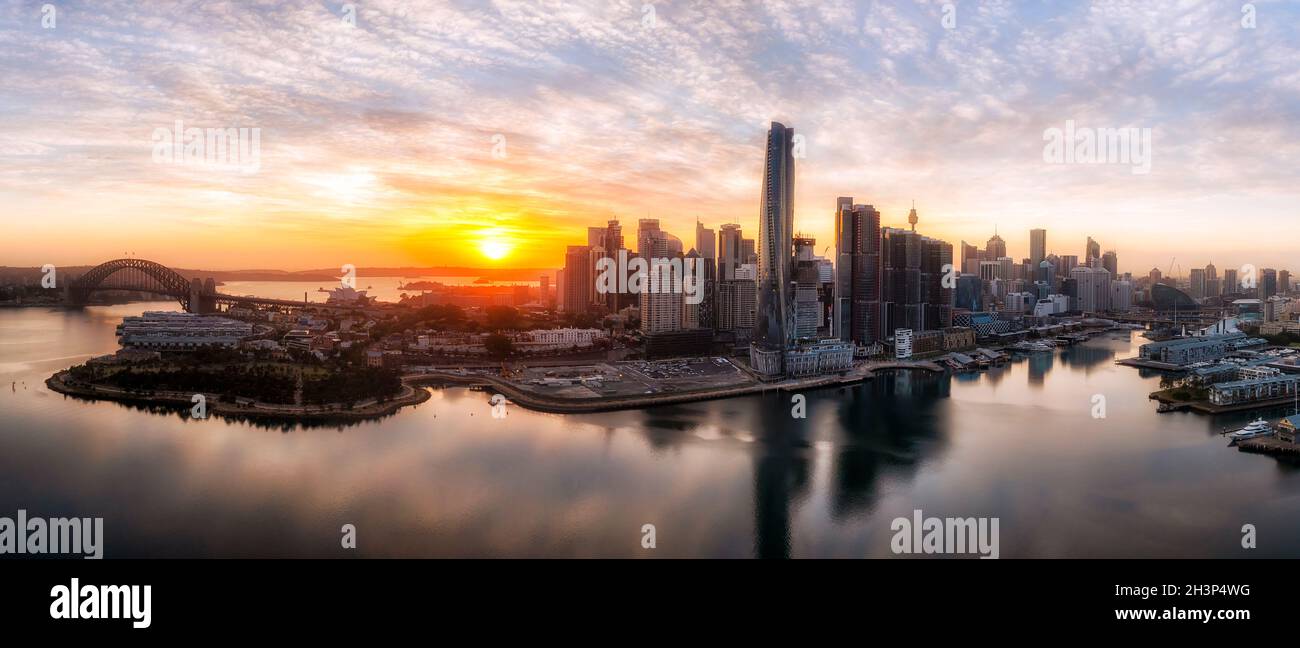 Wichtige Gebäude in der Stadtarchitektur von Sydney, die Wahrzeichen am Ufer des Hafens von Sydney sind, in einem herrlichen Sonnenaufgangspanorama. Stockfoto