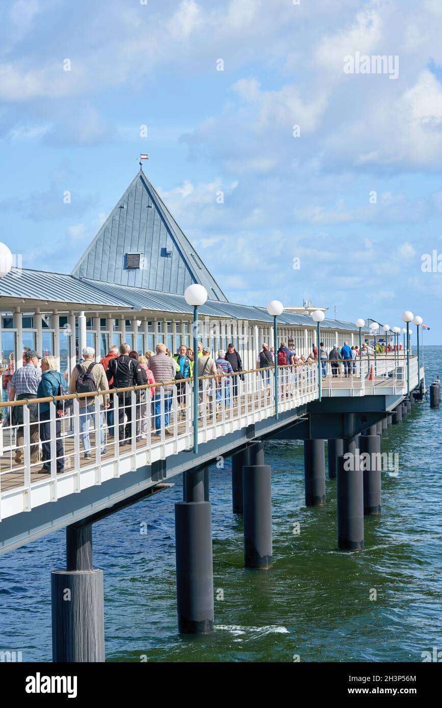 Touristen auf der Seebrücke von Heringsdorf an der deutschen Ostsee Küste Stockfoto