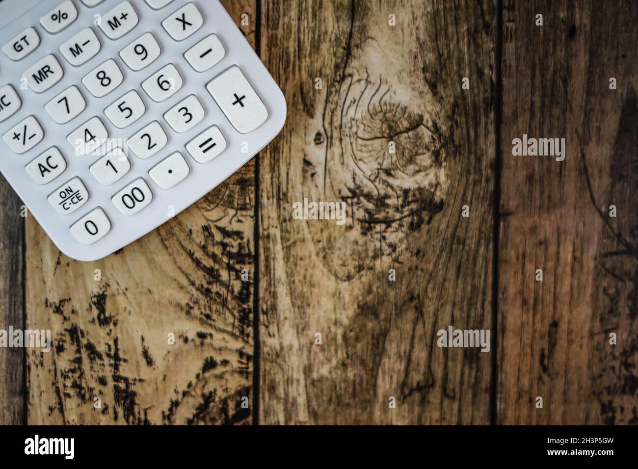 Rechner auf einem Holztisch platziert Stockfoto