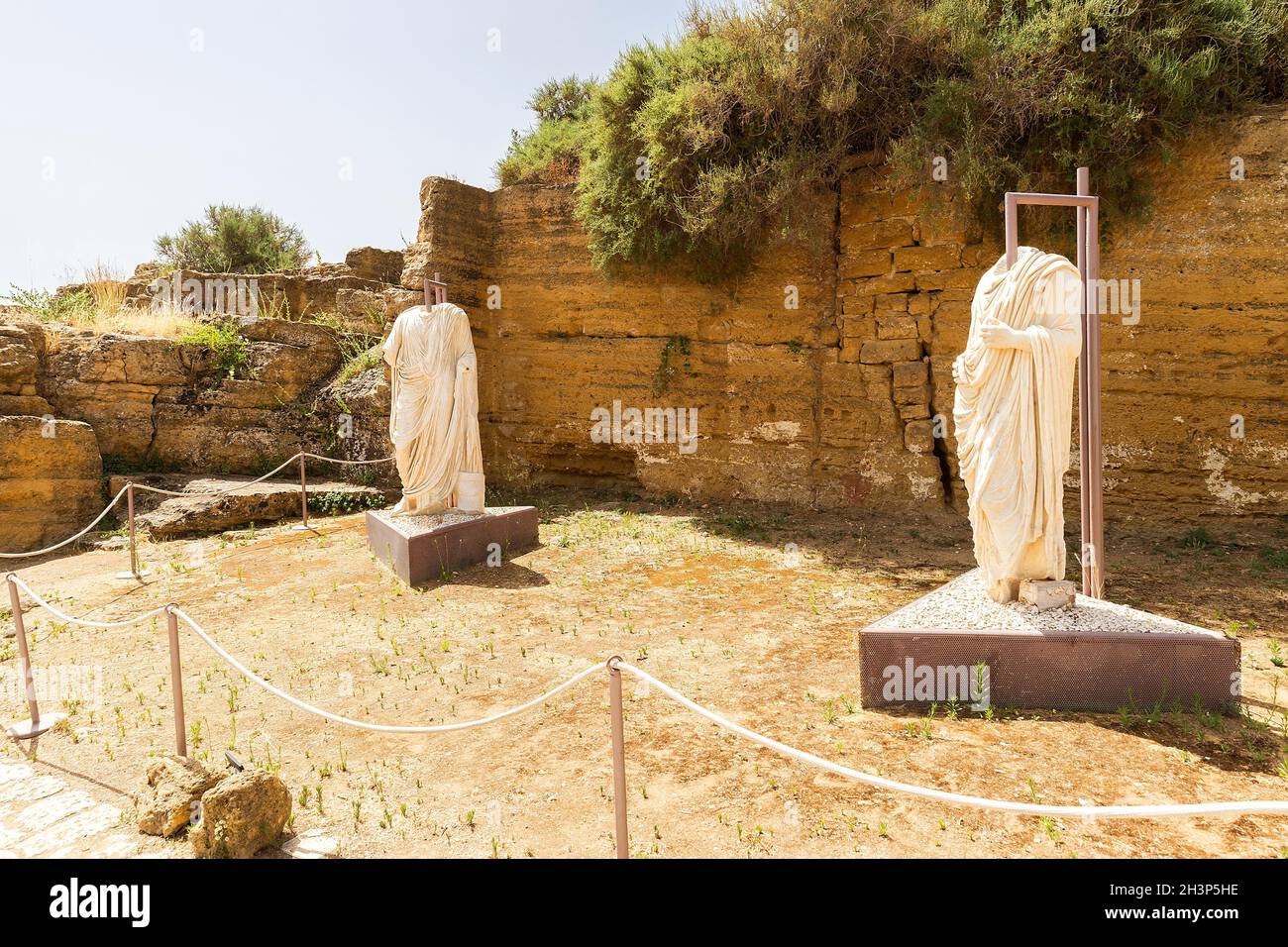 Panorama-Sehenswürdigkeiten von Togati Marmorstatuen im Tal der Tempel in Agrigento, Sizilien, Italien. Stockfoto