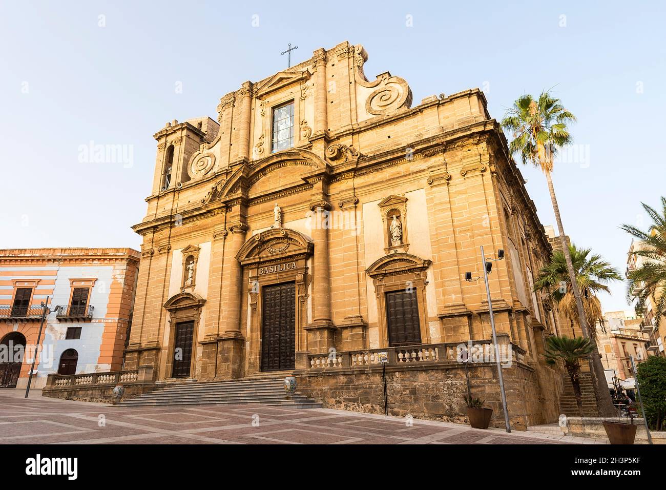 Panorama-Sehenswürdigkeiten der Kathedrale von Sciacca (Basilica di Maria Santissima del Soccorso) in Sciacca, Provinz Agrigento, Sizilien, Italien. Stockfoto