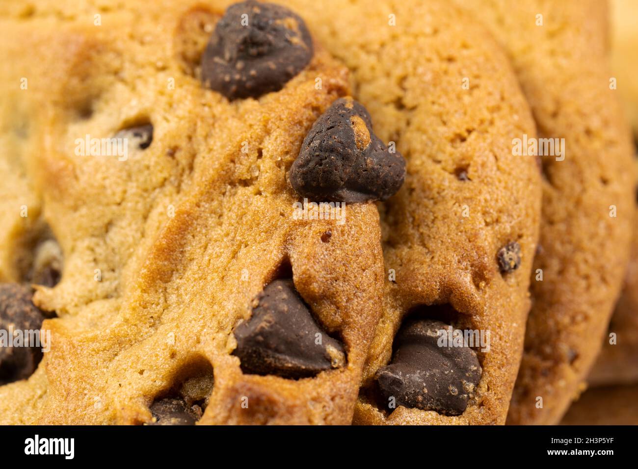 Frisch gebackene Chocolate Chip Cookies aus der Nähe Stockfoto