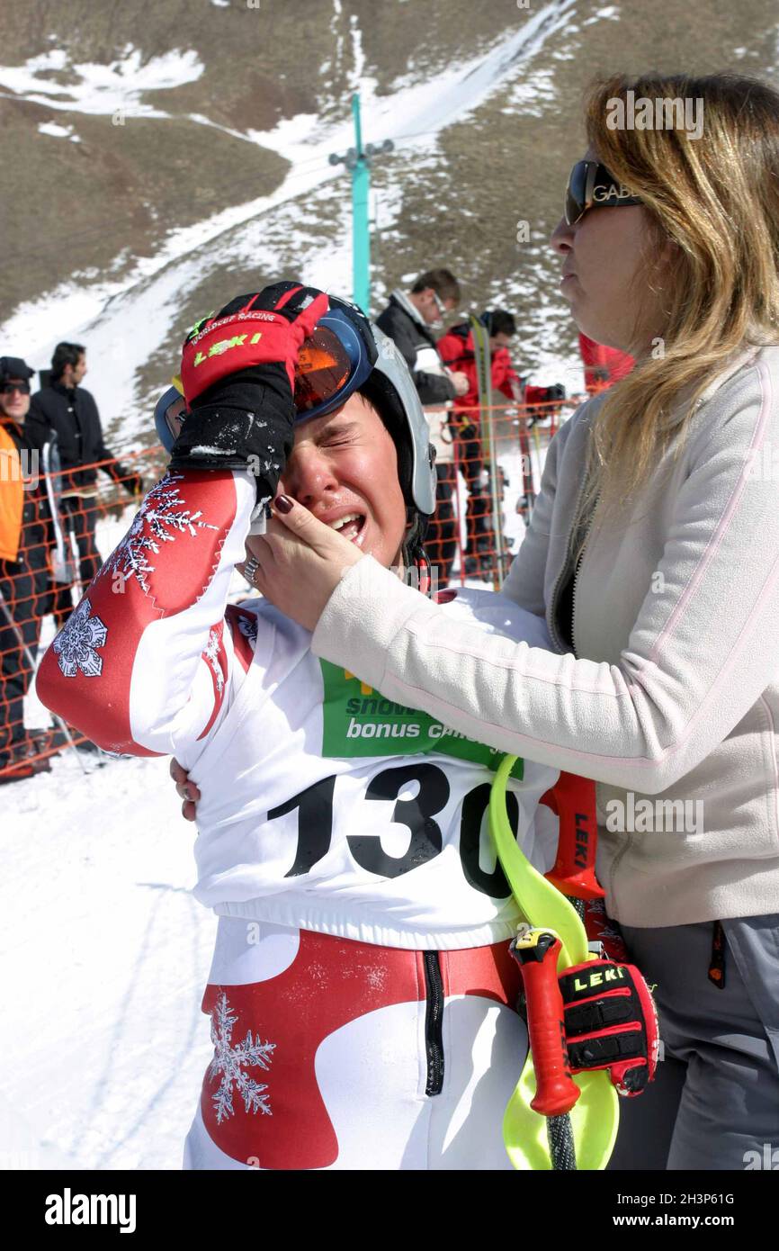 PALANDOKEN, TÜRKEI - 08. MÄRZ: Seine Familie tröstet den jungen Skifahrer am 08. März 2008 in Erzurum, Türkei. Palandoken gilt als der beste Berg der Türkei für erfahrene Skifahrer. Stockfoto