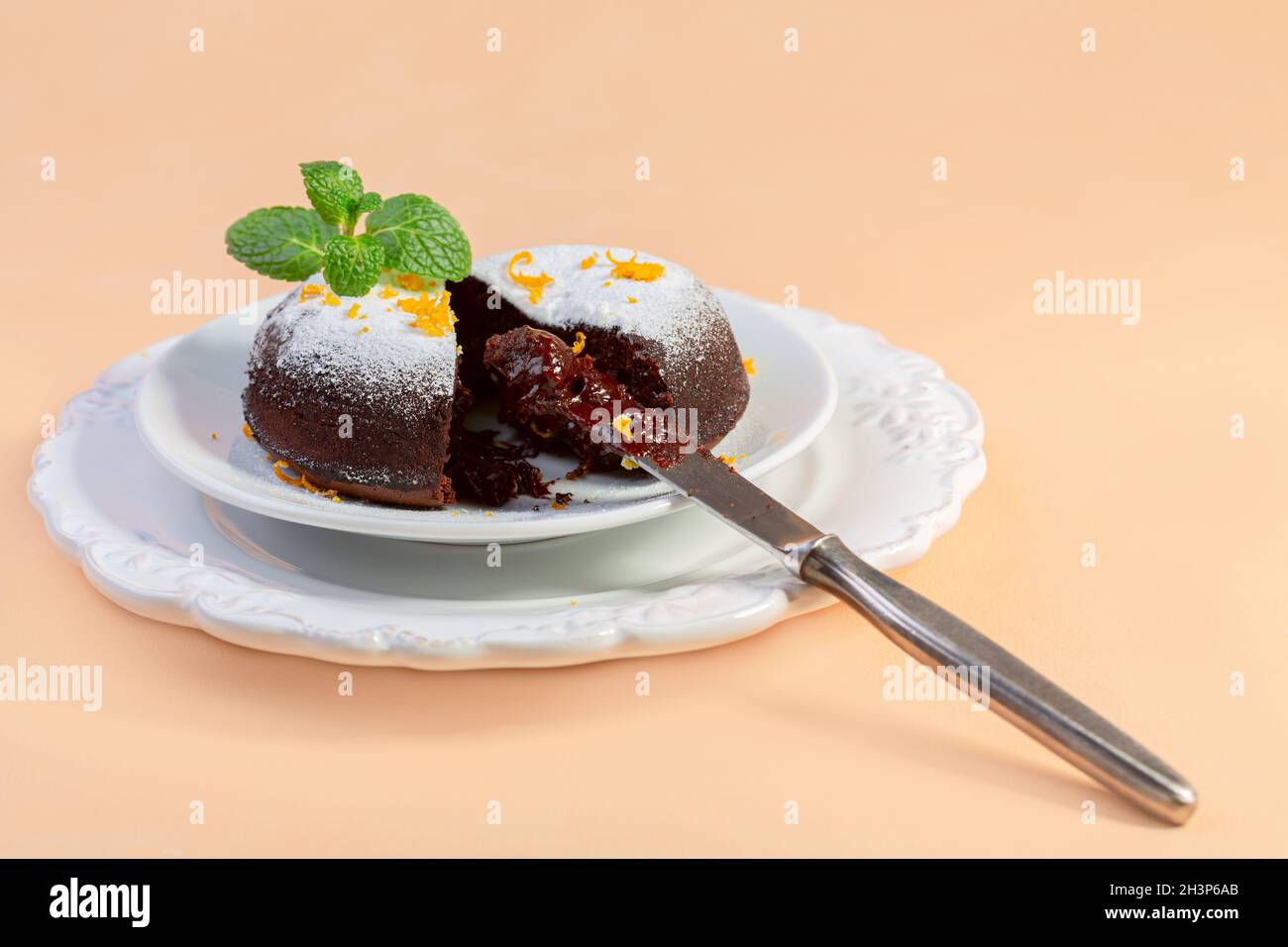 Schokoladenkuchen mit geschmolzenem Kern. Stockfoto