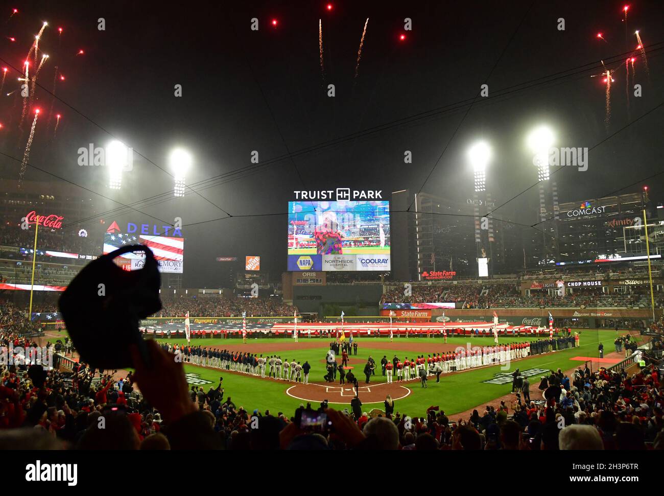 Atlanta, USA. Okt. 2021. Vor dem Start von Spiel 3 zwischen den Houston Astros und den Atlanta Braves in der MLB World Series im Truist Park in Atlanta, Georgia, wird am Freitag, den 29. Oktober 2021, ein Feuerwerk während der Aktivitäten vor dem Spiel gestartet. Foto von David Tulis/UPI. Kredit: UPI/Alamy Live Nachrichten Stockfoto