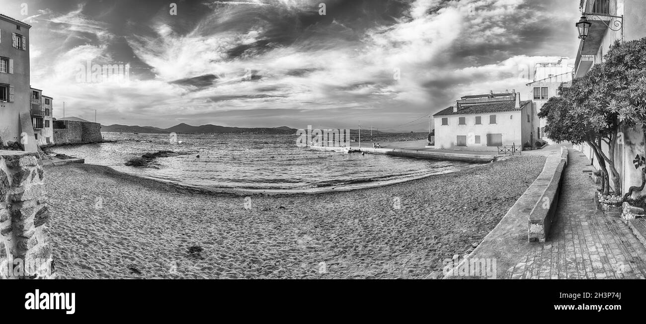 Der malerische Strand La Ponche im Zentrum von Saint-Tropez, Cote d'Azur, Frankreich. Die Stadt ist ein weltweit berühmter Ferienort für den europäischen und amerikanischen Jet Set A Stockfoto