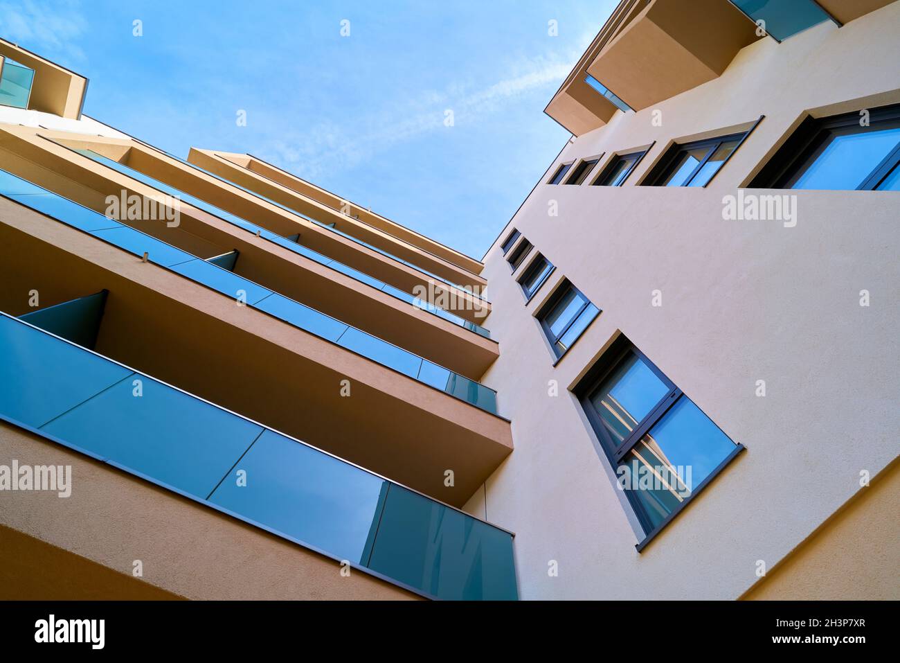 Fassaden von neu gebauten Wohngebäuden im Stadtzentrum Von Magdeburg in Deutschland Stockfoto