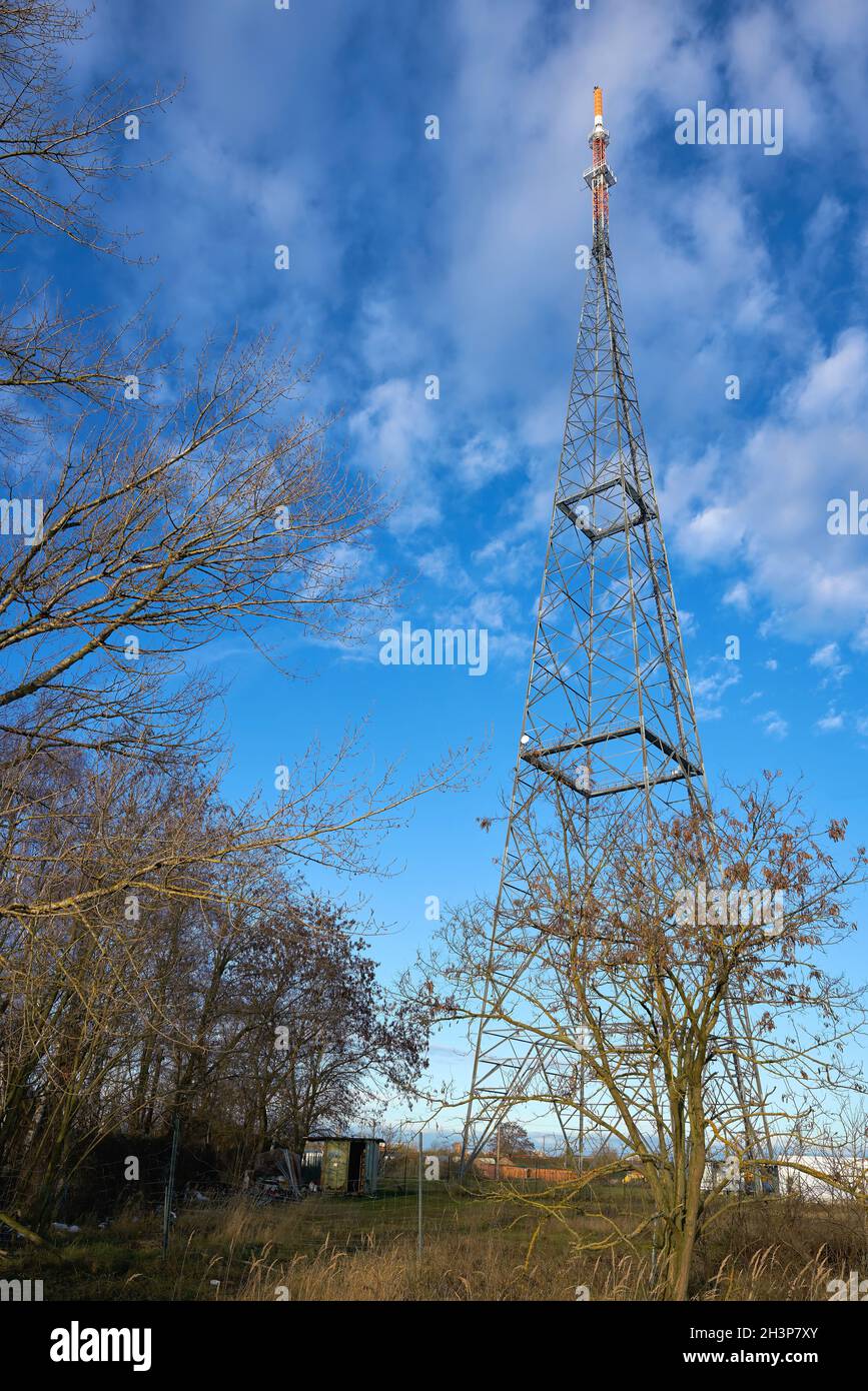Mast eines Mobilfunkanbieters am Stadtrand von Die Stadt Magdeburg in Deutschland Stockfoto