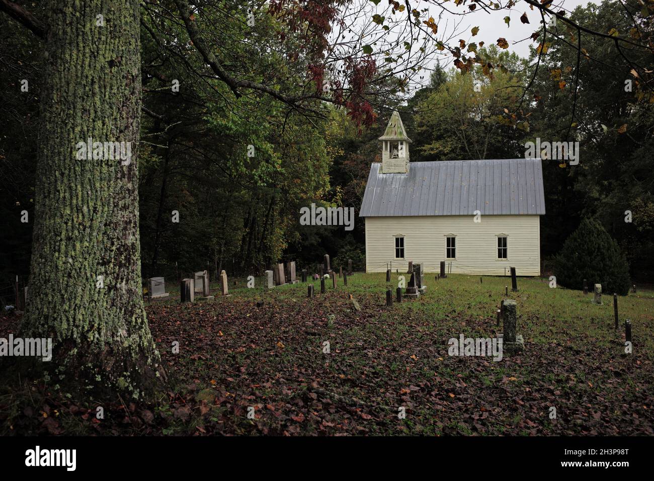 Cades Cove Methodist Church mit Friedhof, Tennessee. Erbaut 1902. Stockfoto