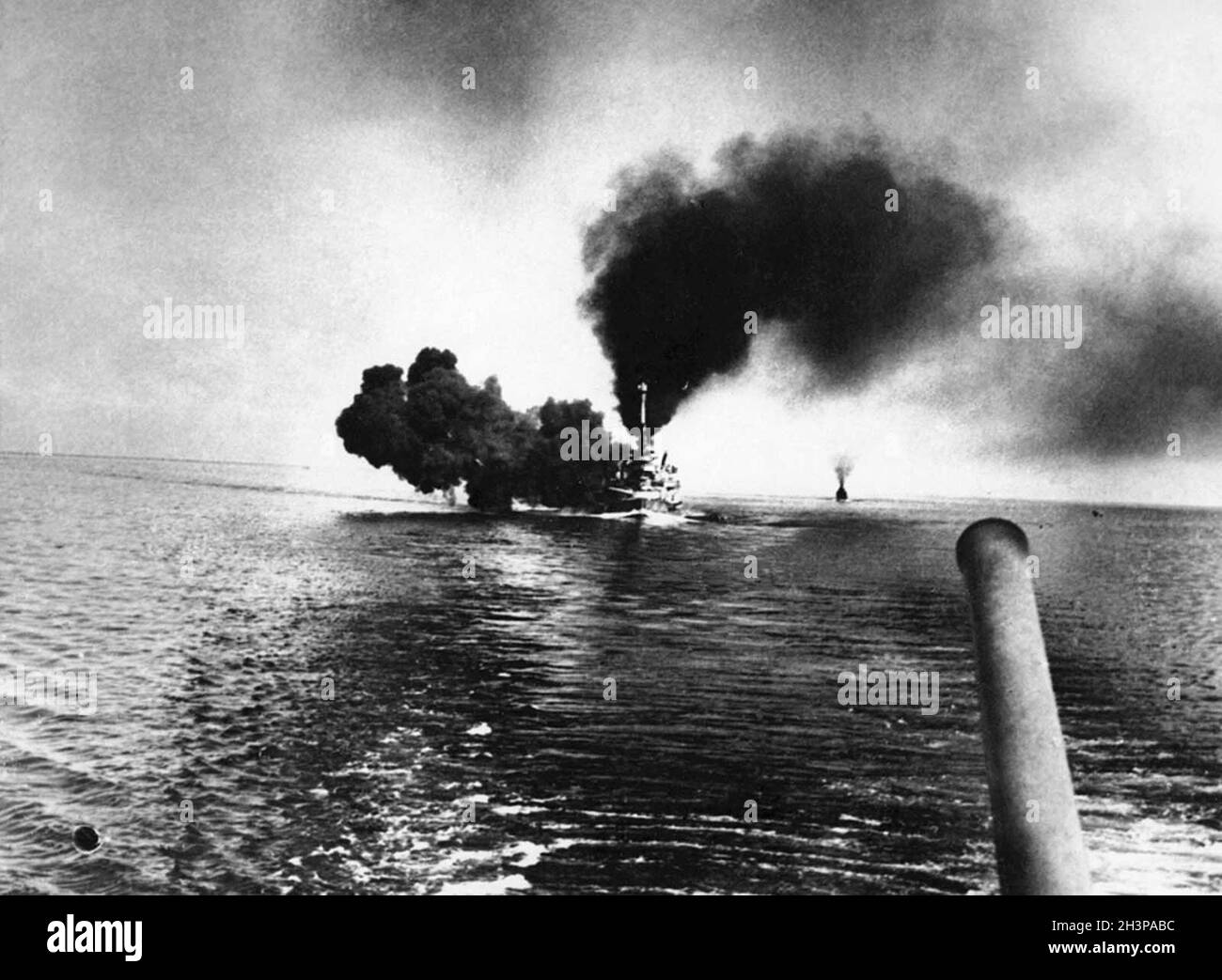 Das Schlachtschiff der deutschen Marine SMS Schleswig-Holstein feuerte während der Schlacht bei Jütland in der Nordsee eine Salve ab. Stockfoto