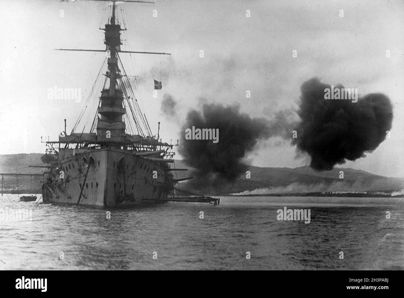 Ein Schlachtschiff, das die Evakuierung der Bucht von Suvla, Dardanelles, Halbinsel Gallipoli, am 1916. Januar abdeckt. Stockfoto