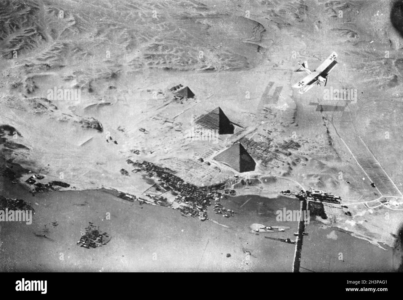 Ein deutsches Flugzeug (möglicherweise ein Fokker D. VII) über den Pyramiden in Ägypten. Stockfoto