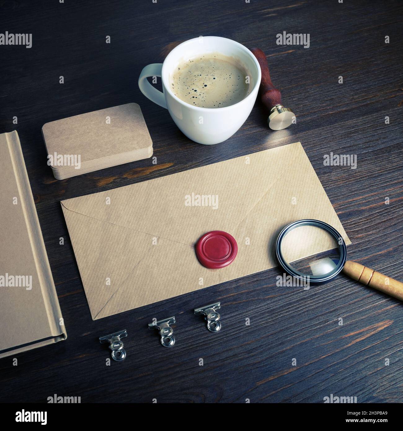 Kraftpapier, Papeterie, Kaffee Stockfoto