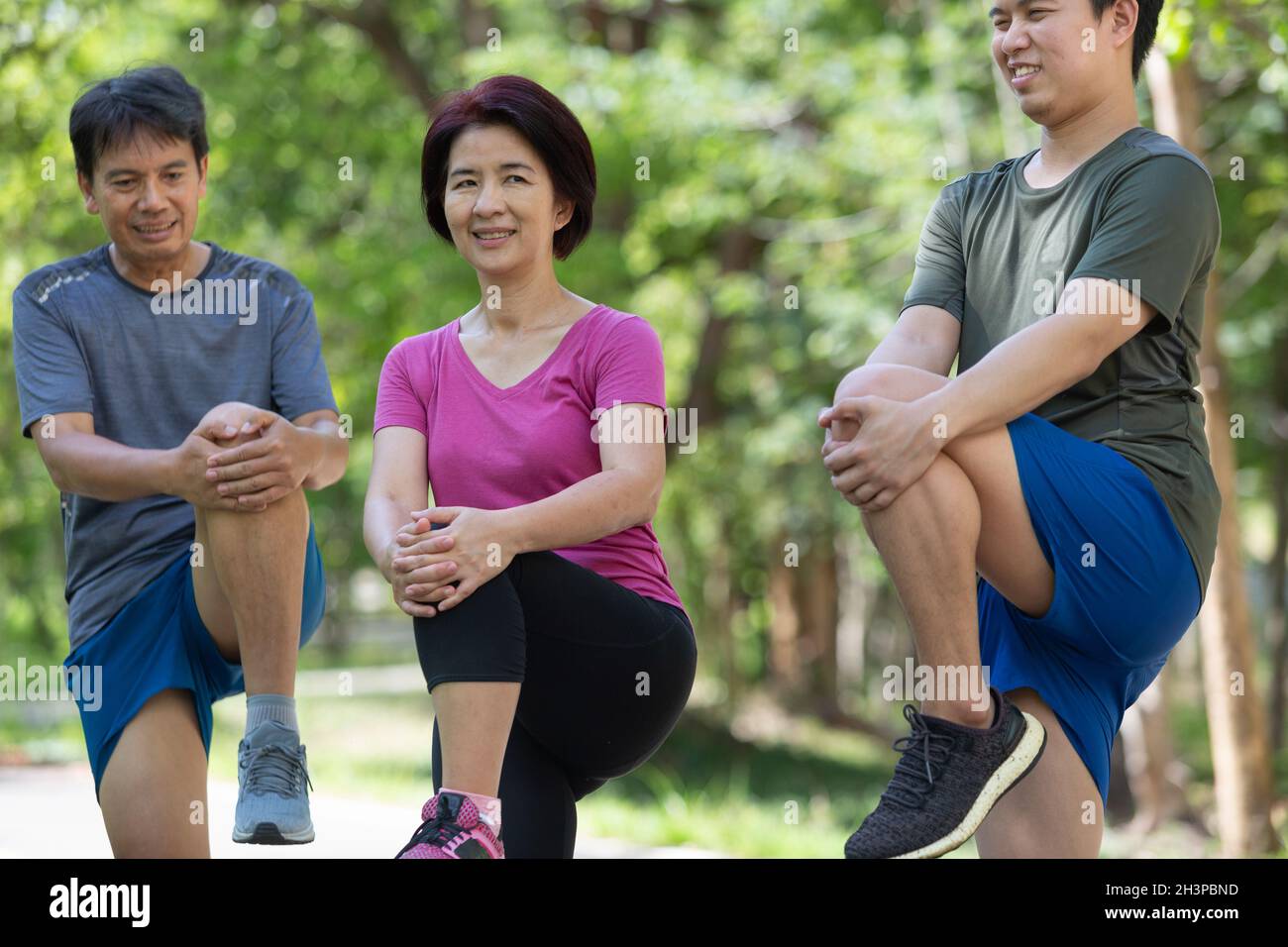 Vater Mutter und erwachsenen Sohn Übung im Park Stockfoto