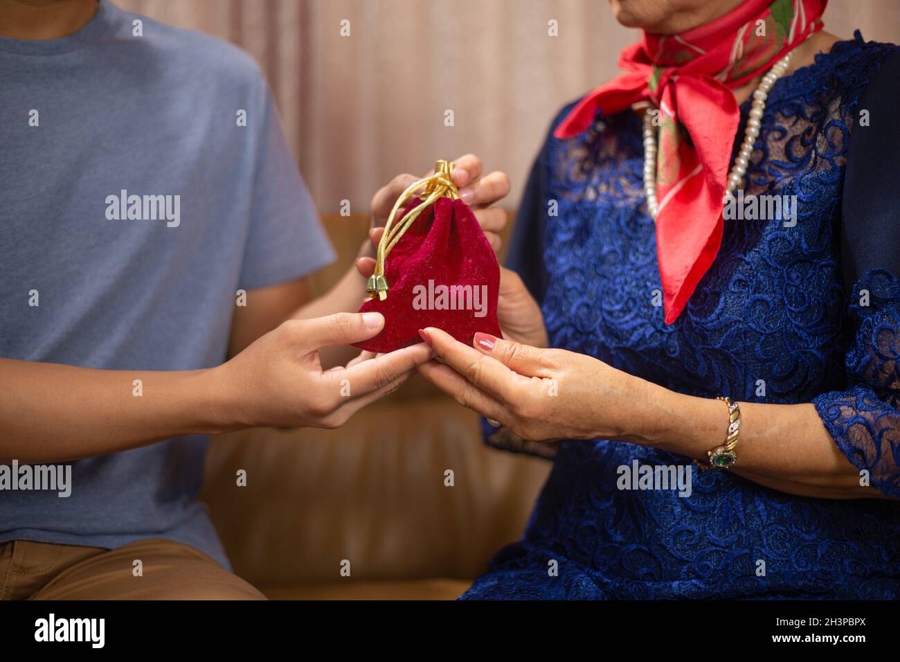 Muttertag, Mutter erhält ein Geschenk von Sohn Stockfoto