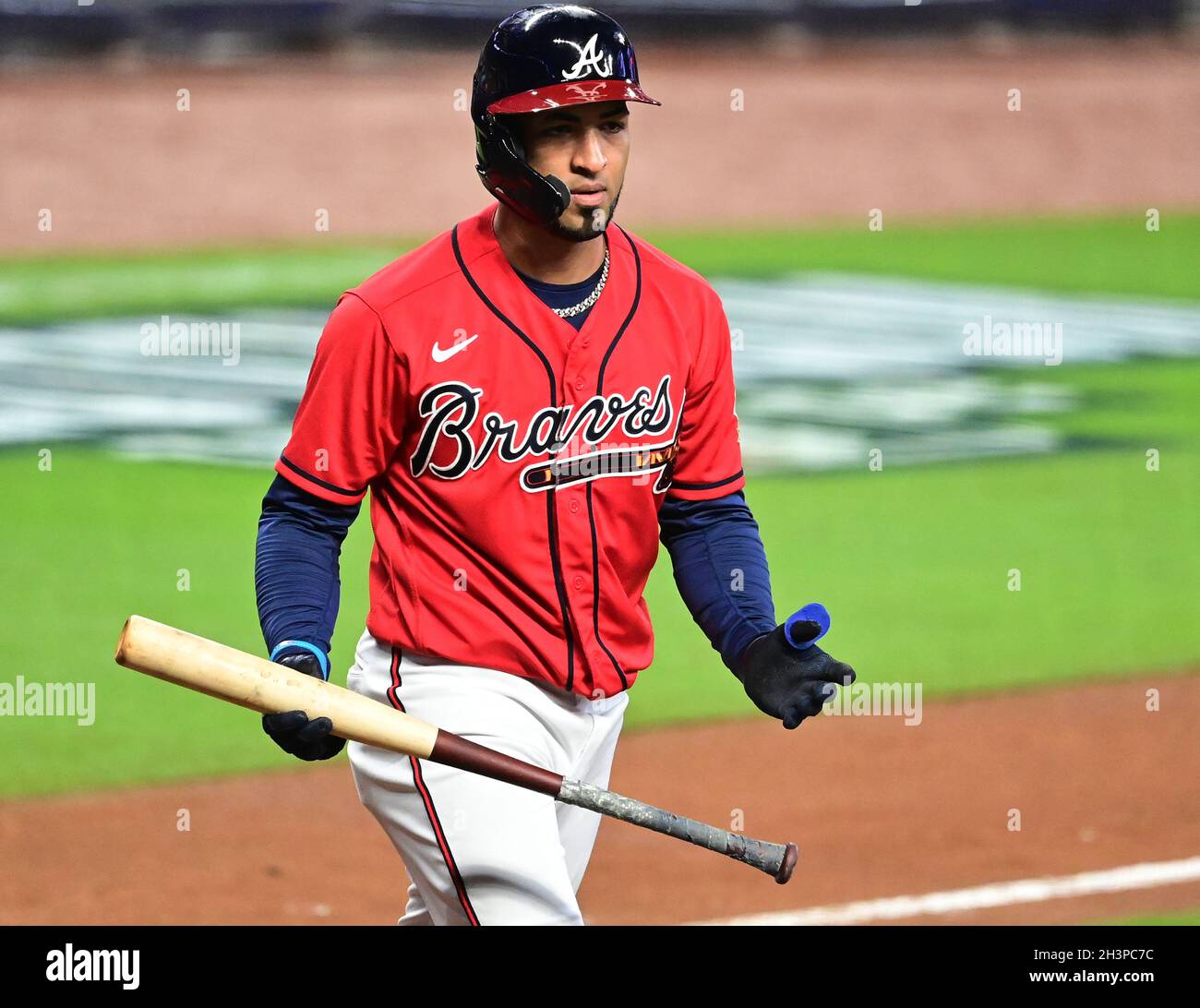 Atlanta, USA. Okt. 2021. Atlanta Braves Eddie Rosario reagiert, nachdem er am Freitag, den 29. Oktober 2021, im ersten Inning im dritten Spiel gegen die Houston Astros der MLB World Series im Truist Park in Atlanta, Georgia, einen Swinging-Kampf durchgeführt hat. Foto von David Tulis/UPI Credit: UPI/Alamy Live News Stockfoto