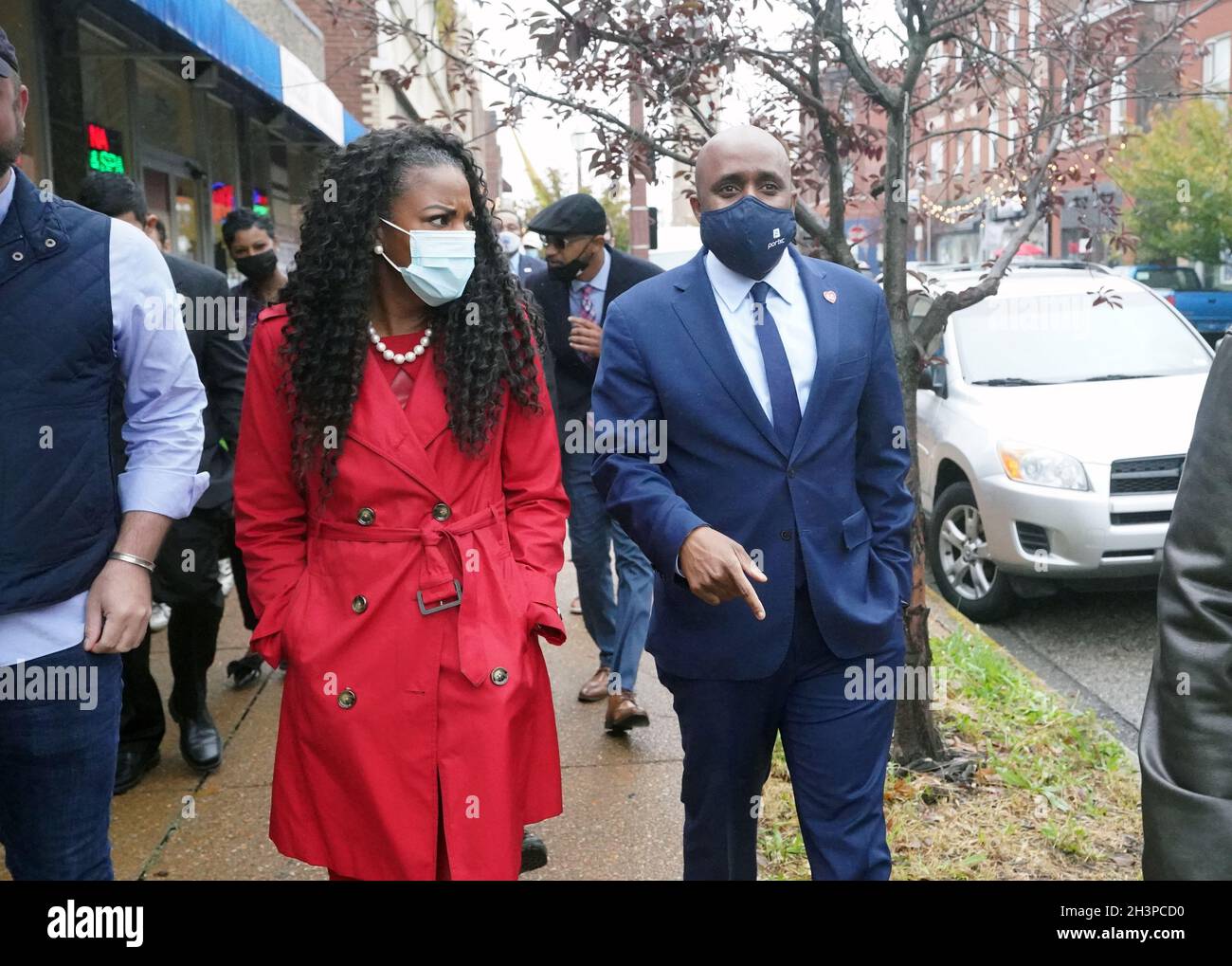 St. Louis, USA. Okt. 2021. Der Bürgermeister von St. Louis, Tishaura Jones, und der Bürgermeister von Kansas, Quinton Lucas, machen am Freitag, den 29. Oktober 2021, einen Rundgang durch ein südlicher Stadtteil von St. Louis in St. Louis. Der zweitägige Besuch von Lucas ermöglichte es den beiden Bürgermeistern, über wichtige Themen und die Bedeutung der Zusammenarbeit zu sprechen. Dieser Besuch war eine fortgesetzte Bemühung beider Regierungen, den Regionalismus unter den Führern im Bundesstaat Missouri zu fördern und bewährte Verfahren für die öffentliche Sicherheit und eine gerechte Entwicklung auszutauschen. Foto von Bill Greenblatt/UPI Credit: UPI/Alamy Live News Stockfoto