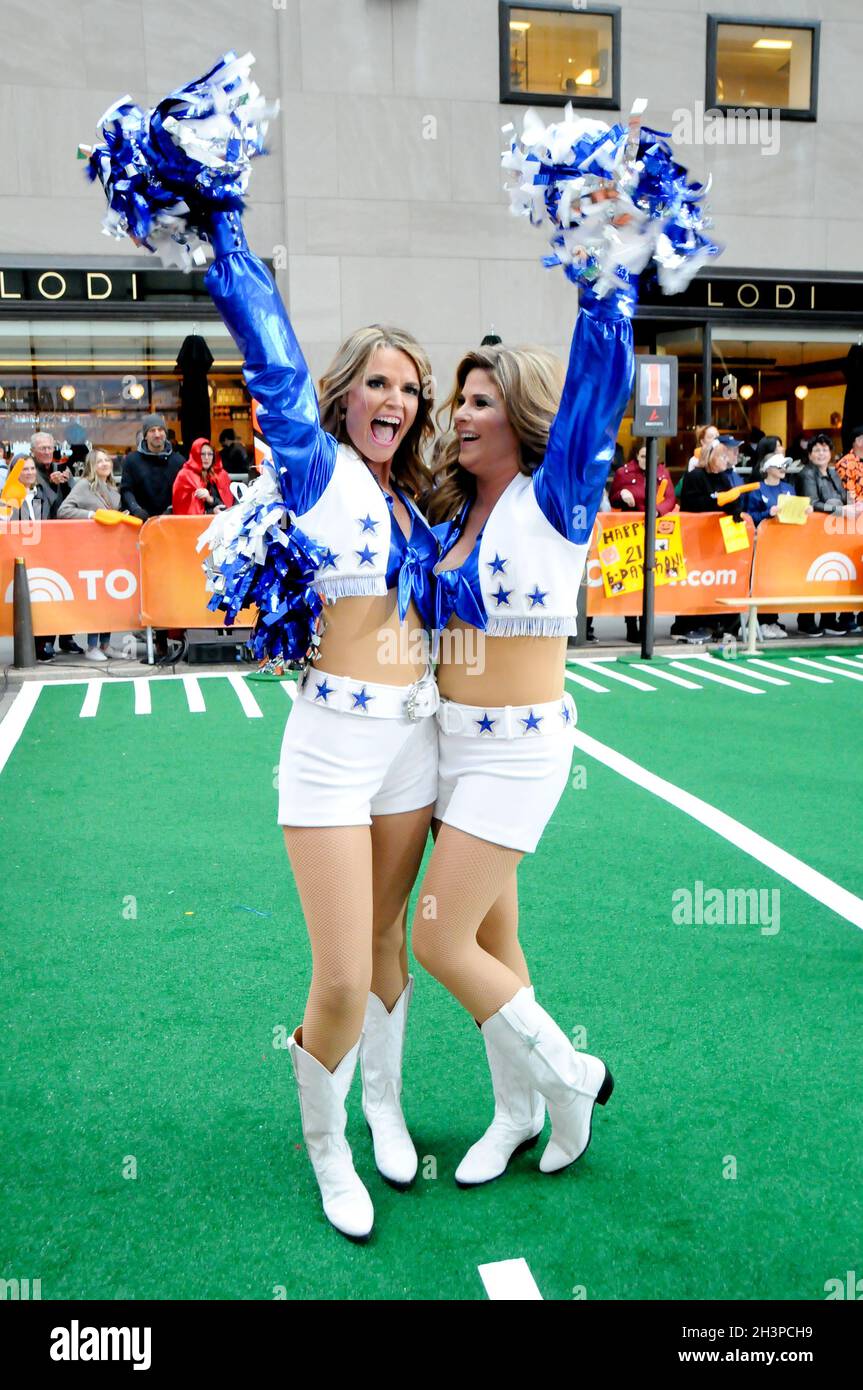 New York City, USA. Okt. 2021. Savannah Guthrie und Jenna Bush verkleidet als Dallas Cowboys Cheerleaders posieren für Fotos beim "Today" TV Show Halloween Special im Rockefeller Center. Kredit: SOPA Images Limited/Alamy Live Nachrichten Stockfoto