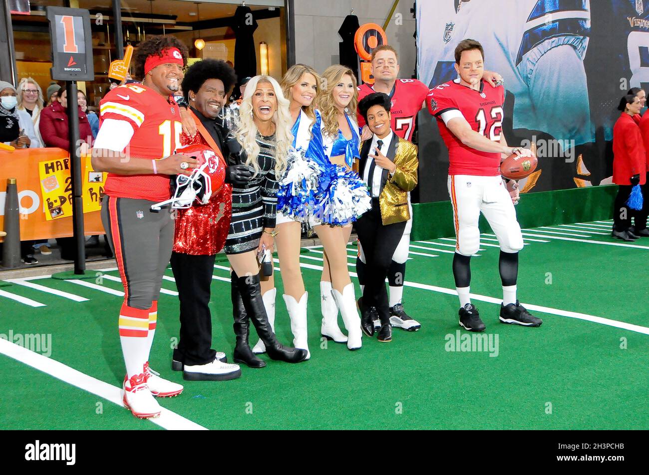 New York City, USA. Okt. 2021. Gastgeber Craig Melvin, Al Roker, Hoda Kotb, Savannah Guthrie, Jenna Bush, Sheinelle Jones, Carson Daly und Willie Geist besuchen das „Today“-TV-Show-Halloween-Special im Rockefeller Center. Kredit: SOPA Images Limited/Alamy Live Nachrichten Stockfoto