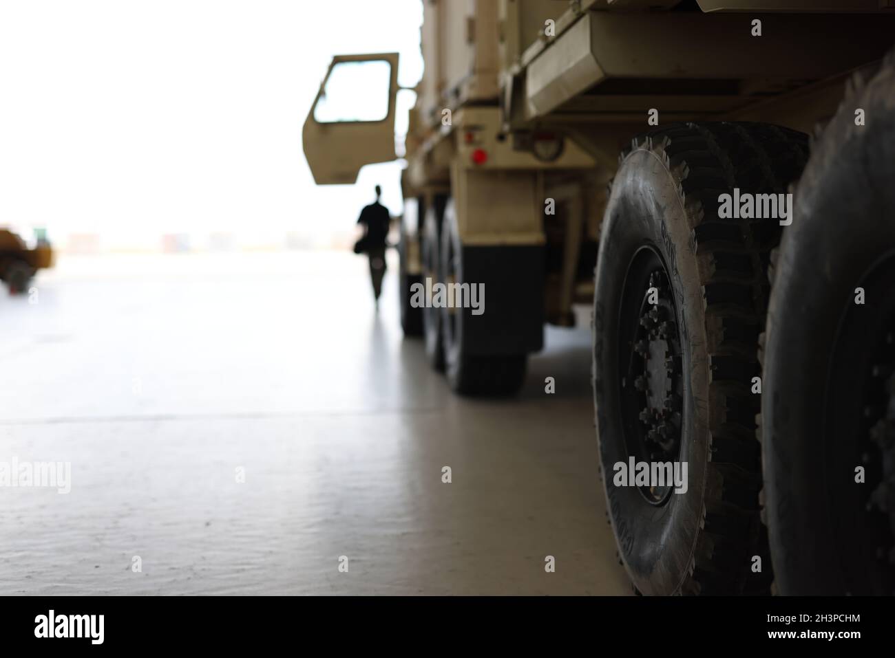 Soldaten konvotierten von der Naval Air Station Jacksonville, Florida, nach Camp Blanding, Florida, zur Übung prominent Hunt. Soldaten des 20. Kommandos für chemische, biologische, radiologische, nukleare, explosive Stoffe (CBRNE) nahmen an der Übung Teil und qualifizierten sich für den Dienst in der interagenturischen Task Force für die nationale technische Kernforensische Bodensammlung. Foto der US-Armee von Marshall Mason. Stockfoto