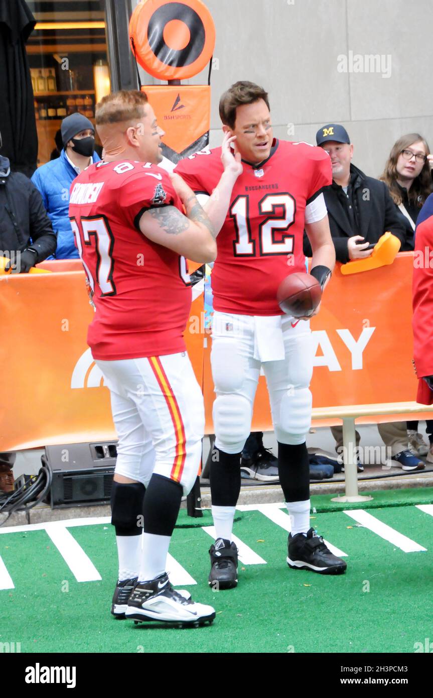 New York City, USA. Okt. 2021. Carson Daly und Willie Geist kostümierten sich als US-Fußballer Gronkowski und Brady während einer Werbepause beim "Today"-TV-Show-Halloween-Special im Rockefeller Center. Kredit: SOPA Images Limited/Alamy Live Nachrichten Stockfoto