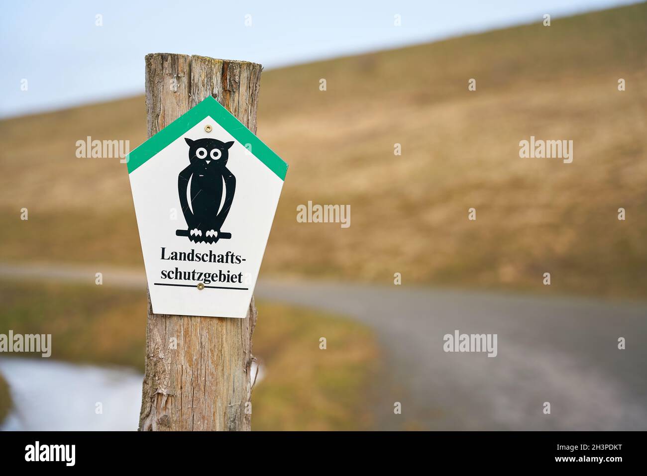 Schild mit der Aufschrift Landschaftsschutzgebiet bei Magdeburg in Deutschland Stockfoto