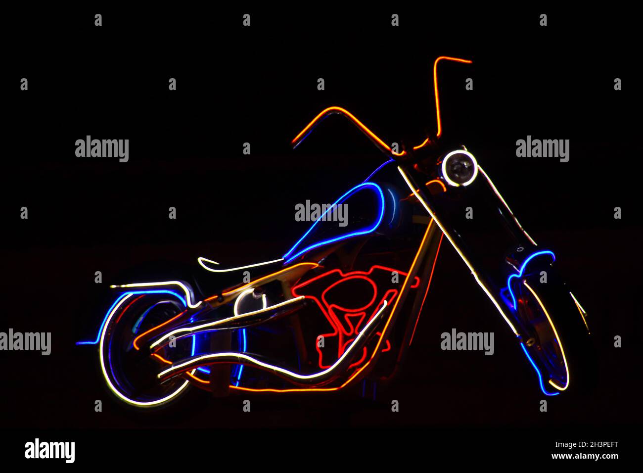 Neonlicht-Design in Form eines Motorrads, das die Nacht erhellt Stockfoto