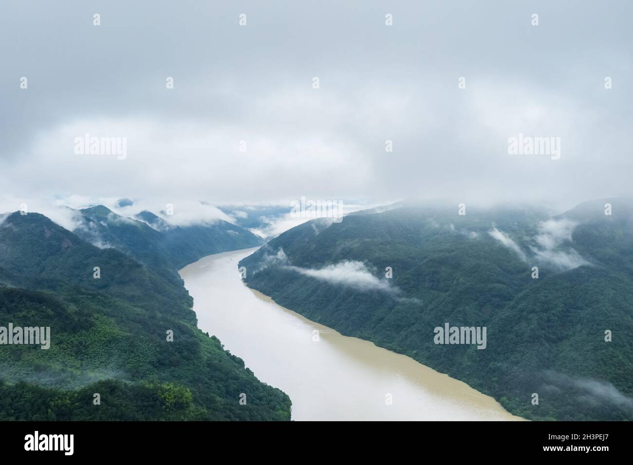 Luftaufnahme des schönen fuchun Flusses nach Regen Stockfoto
