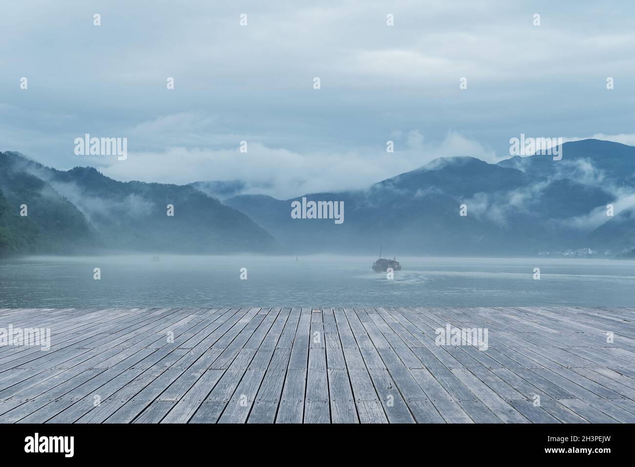 Wunderschöne Naturlandschaft des fuchun Flusses nach Regen Stockfoto