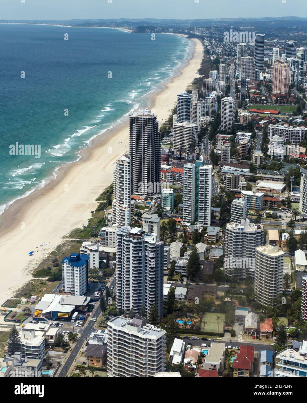 Blick auf die Gold Coast nach Süden in Richtung Burleigh Heads. Die Gold Coast ist eines der beliebtesten Reiseziele Australiens mit wunderschönen Stränden. Be Stockfoto