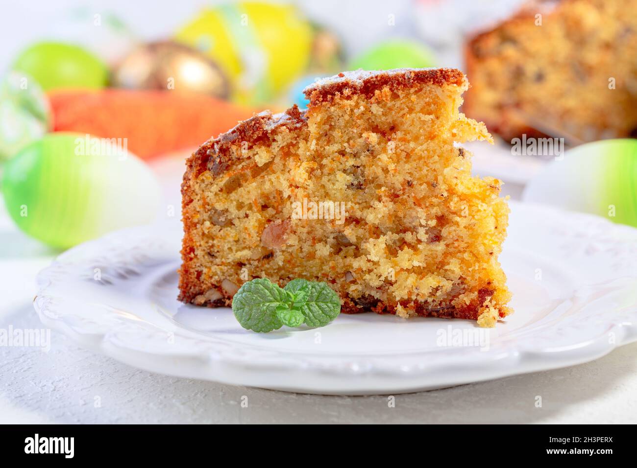 Stück hausgemachter Karottenkuchen. Stockfoto