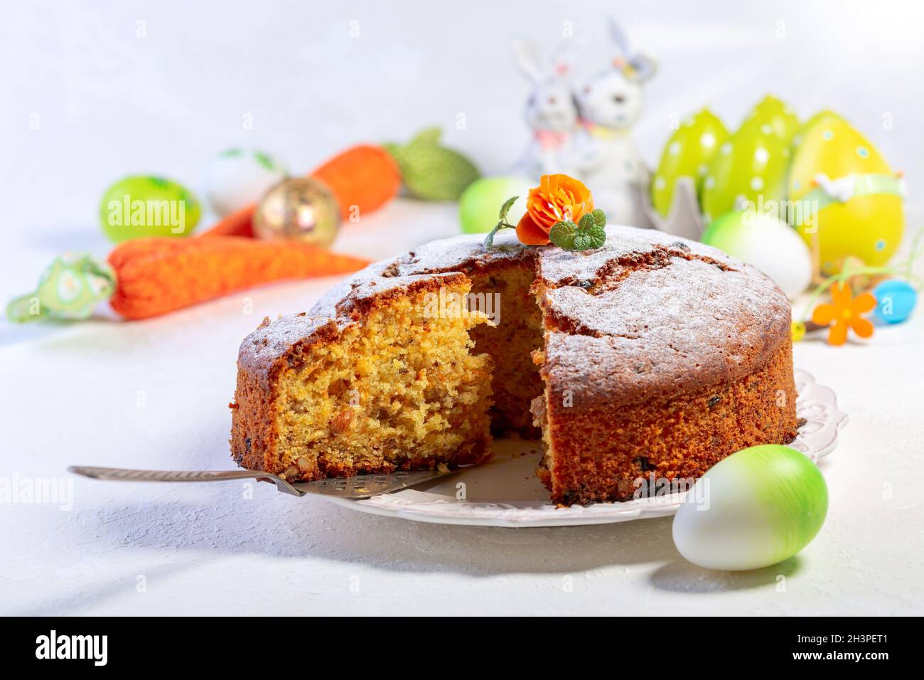 Karottenkuchen zu Ostern. Stockfoto