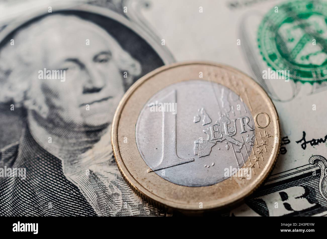 Eine US-Dollar- und 1-Euro-Münze Stockfoto