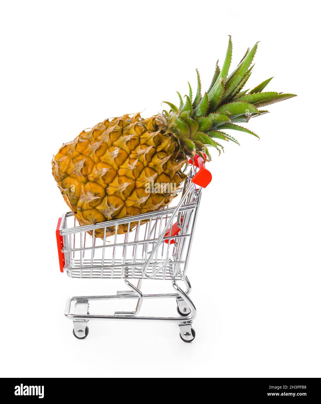 Reife Ananas im Warenkorb Stockfoto