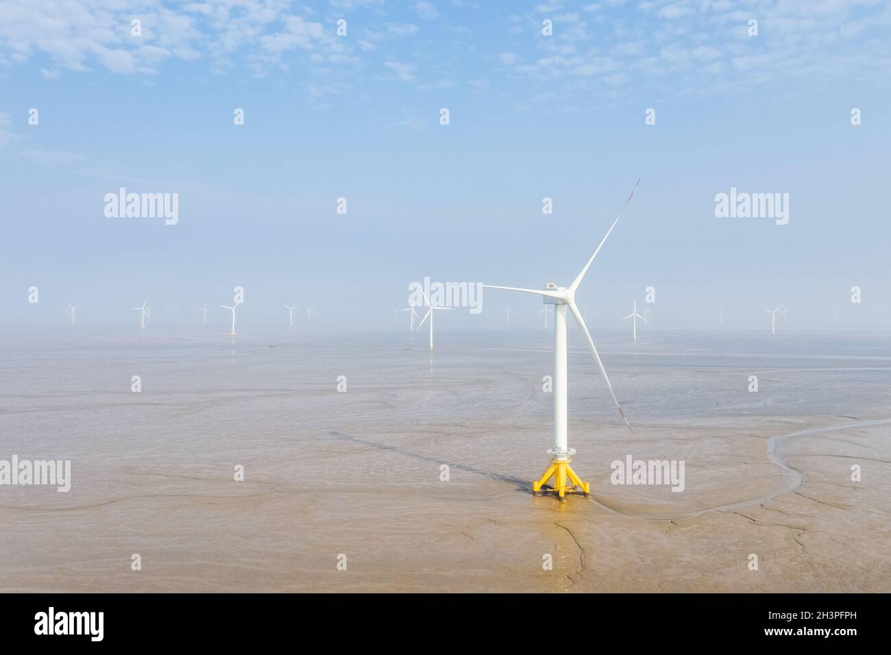 Windpark an der Küste mit schlammiger Sumpflandschaft Stockfoto