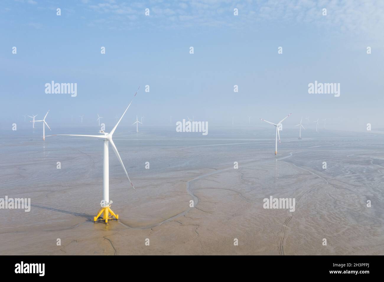 Luftaufnahme des Windparks auf dem Feuchtgebiet mit Schlammflatten Stockfoto