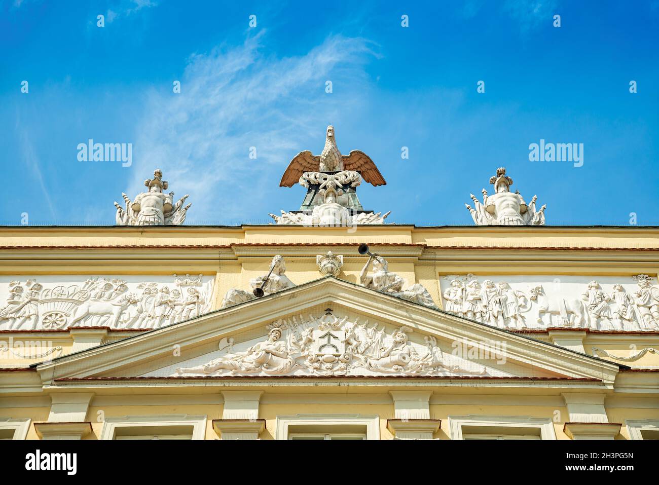 Posen, Polen - 09. August 2021. Statuen auf dem Dach der Kornicka Bibliothek - Biblioteka Kornicka in Palac Dzialynskich mit Schutz vor Tauben Stockfoto