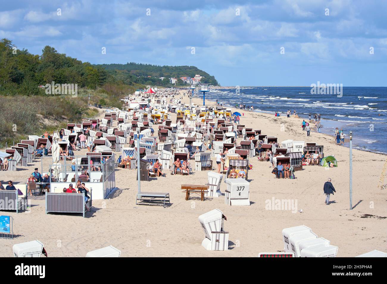Urlauber am überfüllten Strand von Heringsdorf an der deutschen Ostseeküste Stockfoto