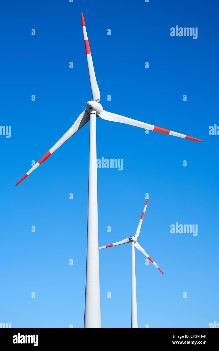 Zwei Windkraftanlagen im Industriegebiet im Norden der Stadt Magdeburg in Deutschland Stockfoto